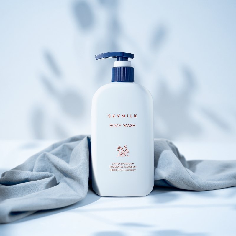 SKYMILK raminantis kūno prausiklis jautriai odai su asilės pienu ir DKMEX® - nuotrauka 4
