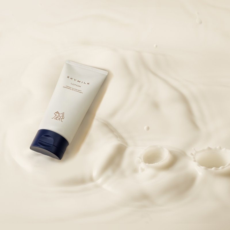 SKYMILK raminantis kūno losjonas jautriai odai su keramidais ir DKMEX® - produkto nuotrauka