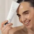 Modelis laiko SKYMILK Soothing Serum veido serumo tubele prie veido