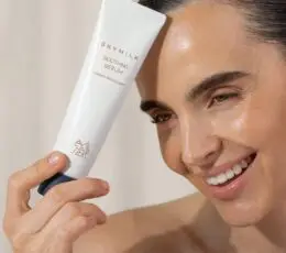 Modelis laiko SKYMILK Soothing Serum veido serumo tubele prie veido
