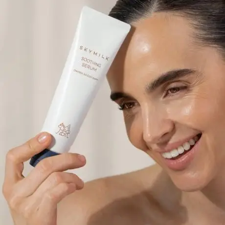 Modelis laiko SKYMILK Soothing Serum veido serumo tubele prie veido