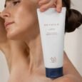 Modelis laiko SKYMILK Lotion kuno losjono pakuote prie veido