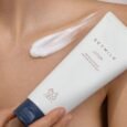 SKYMILK Lotion kuno losjono tekstura ant odos