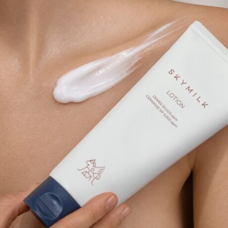 SKYMILK Lotion kuno losjono tekstura ant odos