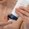 SKYMILK Cream veido kremas spaudziamas ant pirsto