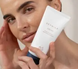 Modelis laiko SKYMILK Cream veido kremo tubele prie veido