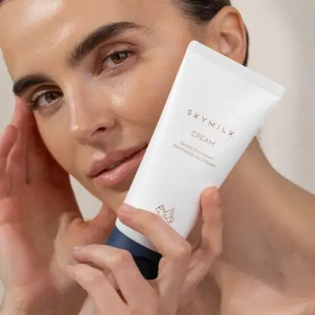 Modelis laiko SKYMILK Cream veido kremo tubele prie veido