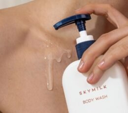 SKYMILK Body Wash kuno prausiklio tekstura ant odos