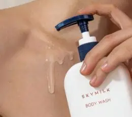 SKYMILK Body Wash kuno prausiklio tekstura ant odos