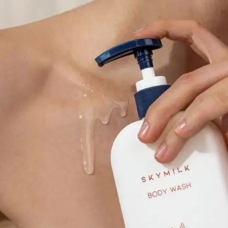 SKYMILK Body Wash kuno prausiklio tekstura ant odos