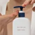 SKYMILK Body Wash kuno prausiklis spaudziamas is pompos ant pirsto