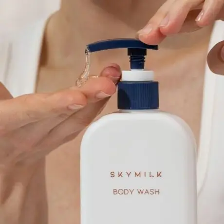 SKYMILK Body Wash kuno prausiklis spaudziamas is pompos ant pirsto