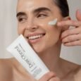 Modelis tepa DEAR OHNEUL Mud Cleanser veido prausikli ant skruosto