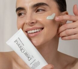 Modelis tepa DEAR OHNEUL Mud Cleanser veido prausikli ant skruosto