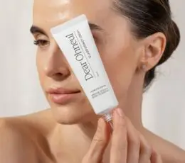 Modelis laiko DEAR OHNEUL Elixier Donkey Cream veido krema prie veido