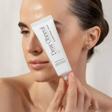 Modelis laiko DEAR OHNEUL Elixier Donkey Cream veido krema prie veido