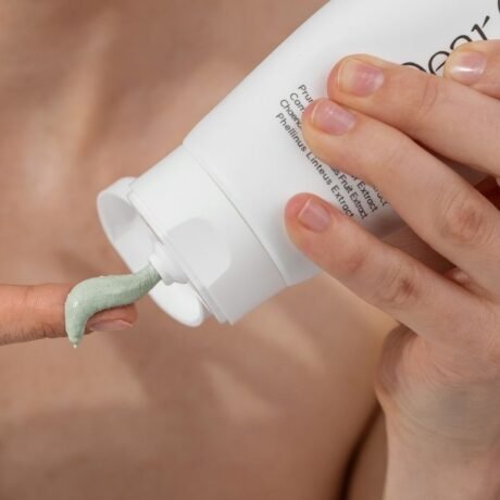 DEAR OHNEUL Mud Cleanser veido prausiklis spaudziamas ant pirsto