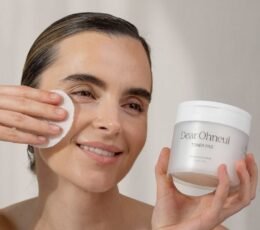 Modelis naudoja DEAR OHNEUL Toner Pad toniko diskeli ant skruosto