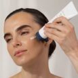 SKYMILK Soothing Serum veido serumas tepamas ant modelio skruosto