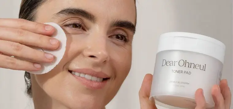 Modelis naudoja DEAR OHNEUL Toner Pad toniko diskelius veido odai